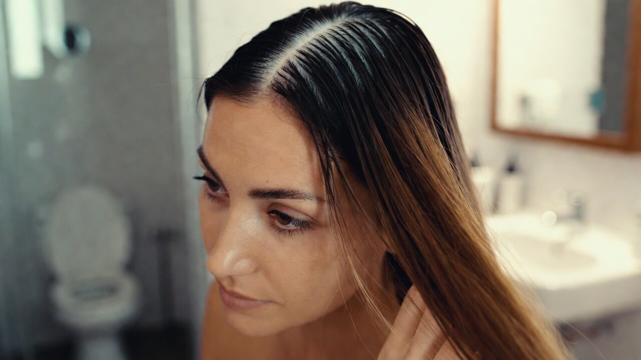 Wat te doen tegen vet haar zonder droogshampoo?